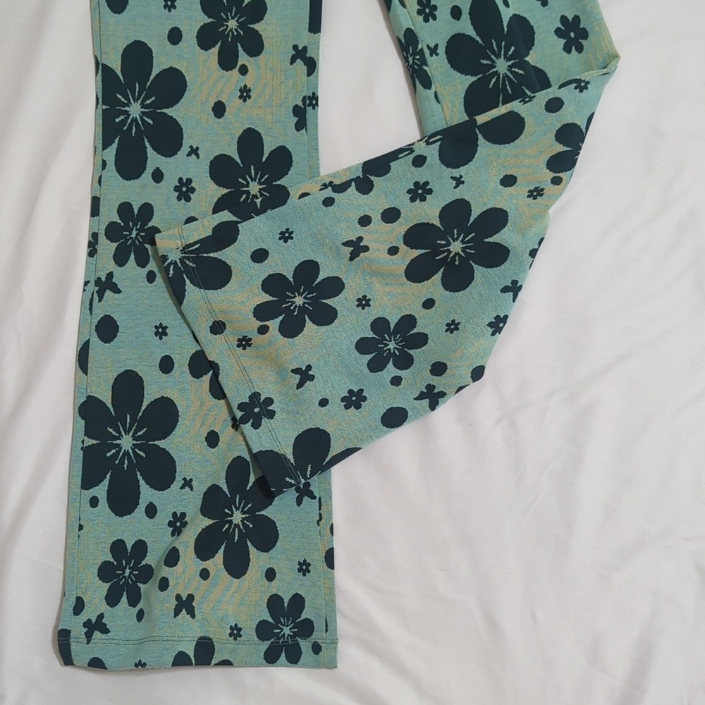 Urban Outfitters Bryn Pull-On Flare Pant, Color Green Floral Size S/P. - Picture 9 of 16